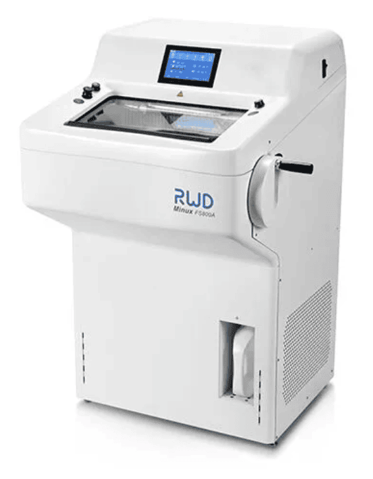 "Ciencia automatizada, resultados replicables e impecables" La
automatización ha revolucionado la forma en que los laboratorios
realizan sus actividades, permitiendo responder a una demanda creciente
de estudios con mayor rapidez, precisión y confiabilidad. En áreas como
la patología, la histología y la investigación biomédica, donde la
calidad del procesamiento de las muestras influye directamente en la
interpretación de los resultados, incorporar tecnologías automatizadas
se ha convertido en un elemento clave para fortalecer el desempeño del
laboratorio y garantizar altos estándares de calidad. Los principales
beneficios de la automatización: Reproducibilidad Estandarización
Reducción de errores Productividad